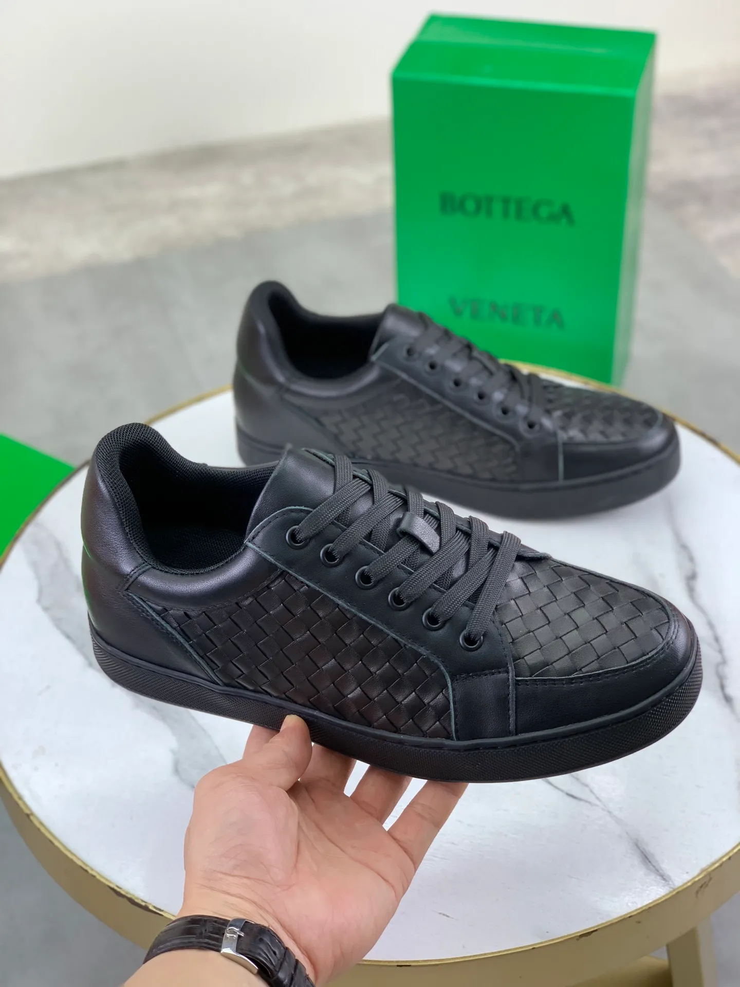Factory price P720 💰Top quality💎💎💎 BOTTEGA VENETA official website synchronous couple👫The latest top version of the highest version of BV high-top casual shoes in the market, accept material comparison, shoe type comparison, process comparison, practical and textured, versatile, suitable for any occasion, the more you look at it, the more flavorful it becomes. Pure hand-woven craftsmanship - upper material, imported original woven calfskin - high-quality water-dyed cowhide inside - original private model customized outsole -Size: male 39-44 (customized 38 45 46) female 35-39 (customized 34 40 41) Comes with original BV green box, complete packaging.